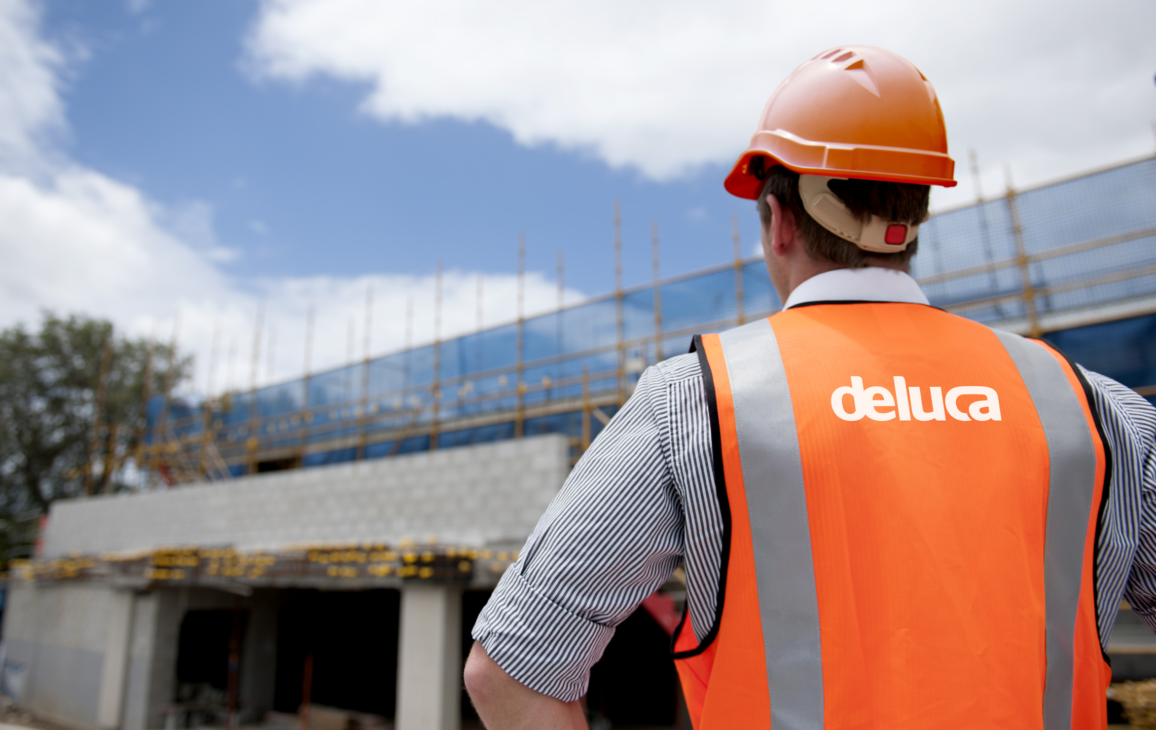 De Luca building site high viz
